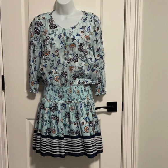 Dresss - Picture 1 of 5